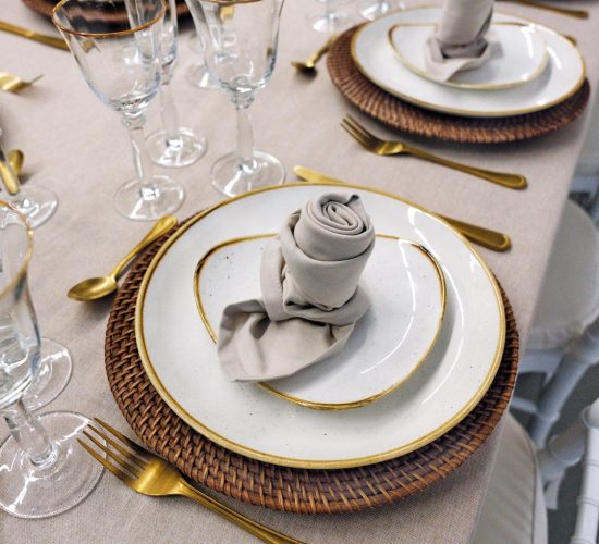 Alquiler de material para eventos y celebraciones como vajillas, cristalería, mantelería, cubertería, carpas, mobiliario y foodtruck. 
Rent Events es una empresa de CET Grapats y damos oportunidades de trabajo a personas con necesidades especiales. Grapats es un proyecto de economía social dirigido por Caritas d’Urgell en la Seu d’Urgell.