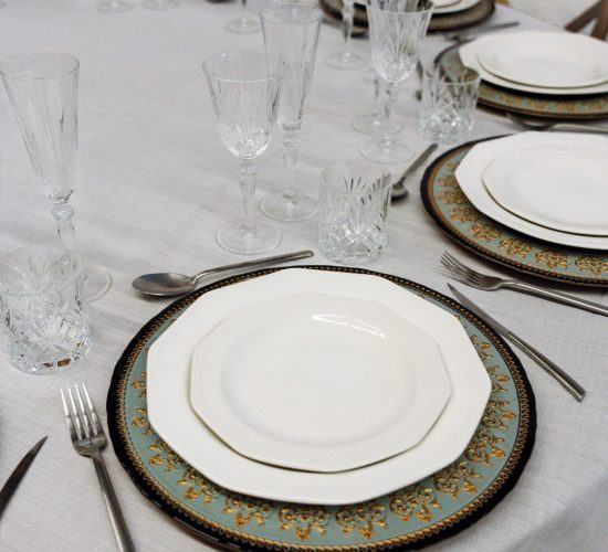 Alquiler de material para eventos y celebraciones como vajillas, cristalería, mantelería, cubertería, carpas, mobiliario y foodtruck. 
Rent Events es una empresa de CET Grapats y damos oportunidades de trabajo a personas con necesidades especiales. Grapats es un proyecto de economía social dirigido por Caritas d’Urgell en la Seu d’Urgell.